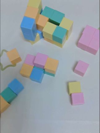 一二年级学习观察图形,很多孩子没有立体空间想象力,正好借助这个教具,让孩子动手摆一摆,更直观易理解#磁力正方体 #文具安利#小学数学