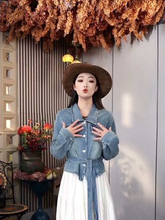 #牛仔外套 【董艺旅行穿搭】劳拉·牛仔外套复古酷感长袖上衣新疆西藏内蒙旅行#出游穿搭 #优雅气质 #谁穿谁好看 #美出高级感