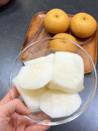 正宗莱阳秋月梨 果肉细腻化渣,脆甜多汁,甜度高,而且属于低糖水果。这家秋月梨推荐两年了,价格比较优惠,品质好。