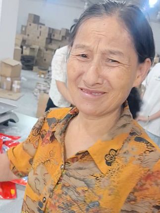 我妈来南昌快半个月了,天天跟我打小报告,谁上班晚了,谁又下班早了,谁上班又偷懒了,谁工资发多了,谁又活干少了,她自己中午不休息也不想让其他人休息,一群人天天哄着她,聊天没聊好就流眼泪,不陪聊又生气……我都想送她回老家了!