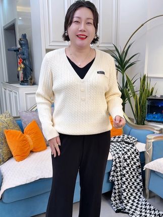 姐妹们,这件假两件的毛衣真的太好看了,它是那种宽松版型的,特别藏肉,而且超级百搭,不管是搭配牛仔裤还是休闲裤都很好看,面料也很柔软舒服#上衣穿搭 #显瘦遮肉 #洋气百搭 #大码女装