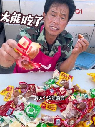 老孟卖猪肉,早餐吃豆皮肉卷和大肉枣,一口气干好几个,饭量真大#我的乡村生活 #太好吃了 #强烈推荐 #分享家乡美食 #抖音美食推荐官
