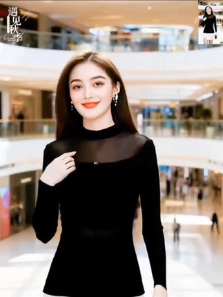 姐妹们,你们要的打底衫来了!这件打底衫真的太绝了,这是清仓处理才这么便宜。我直接自留了三件都不过百!它是那种太有质感的网纱面料,摸起来软乎乎的,特非常服,而且超级百搭,不管是配小香风外套还是牛仔裤都很气质,穿上它瞬间变得温柔又有气质,简直太美翻了,喜欢的朋友赶紧。点击链接看看多少钱一件?