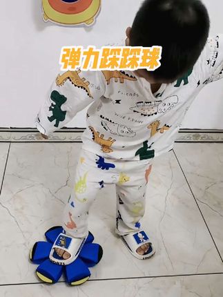 爸爸给孩子买的 踩踩球玩具,也太有趣了!比普通球多了好几种玩法,能踢能踩还能压 还会发光,孩子玩的不亦乐乎!#踩踩球 #儿童玩具 #哄娃神器 #孩子的世界很简单