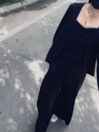 “衣服穿在身上才漂亮,钱给你花才是你的,至于他住什么房子,开什么车,和你没有任何关系,握在自己手里的才是真的…”