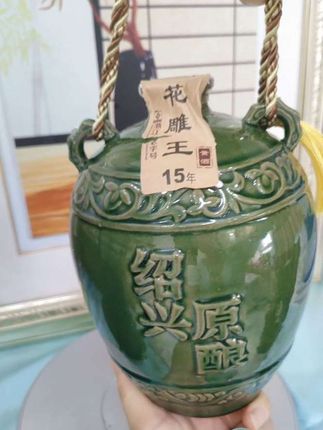 绍兴十五年陈酿老黄酒福利来啦! 绍兴十五年陈酿老黄酒,甄选优质糯米与小麦,取鉴湖清泉,循古法匠心酿造。酒液如琥珀般温润,入口醇厚绵密,香气悠长。陶瓷密封坛储,留住本味,每一口都是经典。自饮送礼皆宜,好喝不贵! #好喝不贵#黄酒文化#绍兴#陈酿#不错不错味道好极了