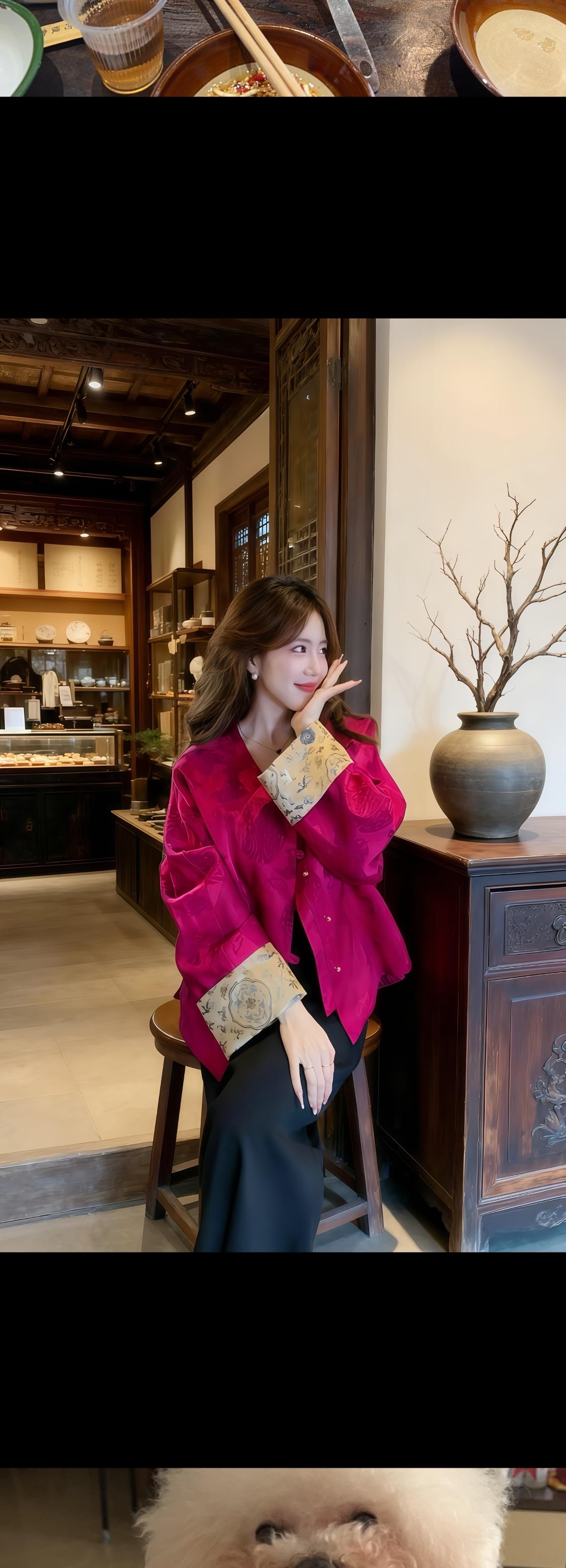 《古韵时光里的片刻》 晓雅踏入这家满是古韵的店铺,便被深深吸引。她穿着那件玫红中式上衣,袖口精致的花纹,与店内的木质家具、古朴陶罐相得益彰。 她选了个角落的木凳坐下,目光在陈列的各类器物间游移。指尖轻轻划过柜沿,仿佛能触摸到岁月的痕迹。阳光透过雕花窗棂洒进来,在她身上投下柔和的光影。这一刻,周遭的喧嚣都被隔绝在外,只有这古雅的氛围包裹着她,让她沉浸在与传统文化对话的静谧美好中,享受着这独属于自己的、古韵时光里的片刻悠然。#早秋不费力显贵穿搭 #国庆穿搭这就开始预备了 #新中式穿搭 #美出高级感 #优雅气质