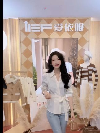 版型和面料都不错,穿在身上舒适有型,收腰设计很掐身材,百搭款 配裤子裙子都可以,随便穿穿也很显气质,姐妹们看过来##百搭上衣 #秋季新款 #舒适百搭