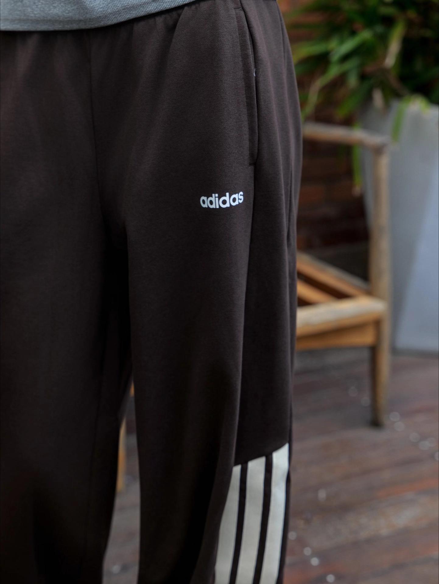 这条 adidas阔腿裤真的可!温柔棕色搭配字母条纹设计简约又有细节,搭卫衣、T恤都好看女生穿显慵懒随性~面料软乎乎的春秋穿厚度刚好#阿迪达斯 #运动裤 #百搭#弯刀裤#男女同款