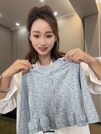 给我女儿买的这件森系小开衫真的是很显白,我是真没想到这件衣服会这么衬肤色,赶紧分享给家有女儿的姐妹们#秋季主打简单干净氛围感 #谁穿谁洋气 #宝妈推荐 #女童穿搭