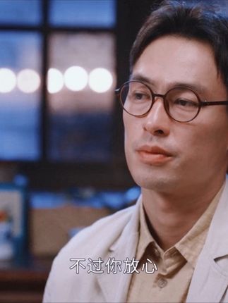 众人得知周燕被田大少收买,闻知秋找韶华哥哥让他在法庭上证明妻子说谎,韶中犹豫闻知秋拿出韶华要给他们的钱,夏元打算对付田大少
