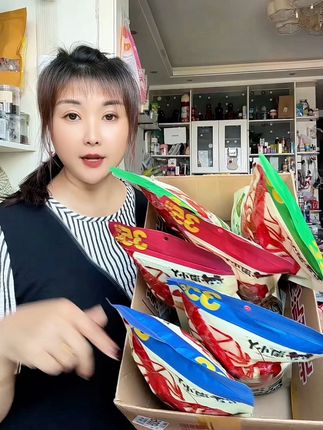 到手六大包的蒸汽虾片,你就吃吧,鲜香酥脆的,老过瘾了。而且里边是真正含有海虾的,配料表也是超级的干净,有麻辣小龙虾、盐烧海苔和经典原味三种口味#美味零食 #休闲零食推荐 #淘小丫蒸汽虾片