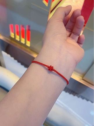 编一根红手绳的快乐💯 #纯手工编绳 #编绳手艺分享 #我的手工日常 #红绳手链 @DOU+小助手