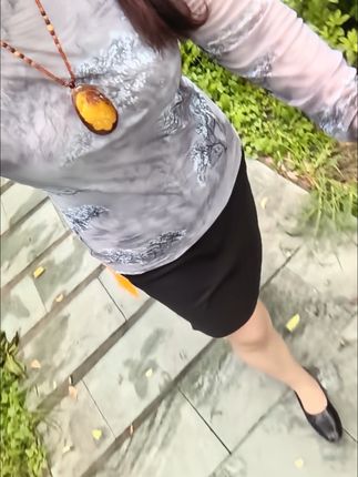 当你把人性看透了,你会变得不喜欢交朋友。曾经你对谁都很热情,后来你发现,对别人再好,都不如对别人有用,真诚换来的是算计,热情换来的是冷漠,分享换来的是嫉妒,慢慢的也就不不想拆穿了,不想伪装了,而是喜欢独处,所以还是好好爱自己吧#新款印花减龄别致长袖打底衫。#春秋穿搭。