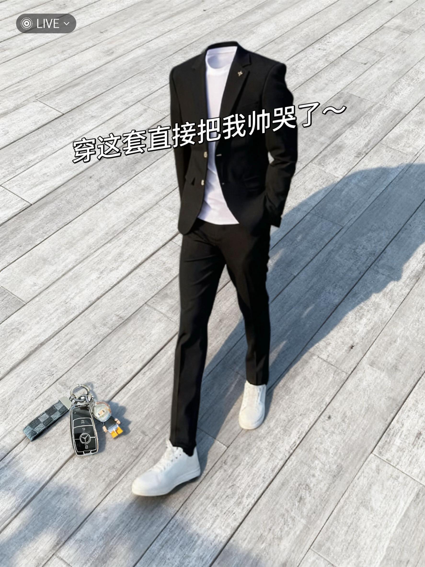 韩版痞帅修身帅气时尚黑色纯色西服。林野站在写字楼玻璃门前,指尖捏着半湿的伞柄。刚结束的秋雨让空气里裹着凉意,他身上那套黑色韩版西装却恰好中和了这份冷——修身剪裁顺着肩线利落下滑,收腰设计不刻意却显利落,没有多余装饰的纯色面料在廊灯下发着细腻的光。 他抬手松了松领带,指节擦过挺括的领口,几分痞气混着商务的规整漫出来。路过的实习生偷偷瞥了眼,见他弯腰钻进出租车时,西装下摆随动作轻扫过溅了雨星的落叶,竟把秋日雨天的沉闷,都衬得时髦起来。#通勤搭配 #高级感穿搭 #穿出自己的风格 #西装 #品质男装 @抖加🔥上热门🔥dou+🔥热点宝 @DOU+上热门