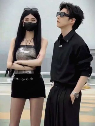 前几天和兄弟约咖啡,被吐槽穿得像“小区遛弯大爷”,当场脚趾抠出三室一厅! 赶紧翻出这套原创衬衫套装救场,穿上直接逆袭! 衬衫质感软乎乎还抗皱,早餐溅的酱汁擦完跟没事人似的;裤子宽松不勒腰,坐下翘二郎腿都自在,垂感好到显腿直。 今天再见面,兄弟追着问链接,说我这身轻奢感像偷偷报了穿搭班(其实就花5分钟套了套装)! 秋冬不想费心搭,这套闭眼冲就对了~#男装#套装