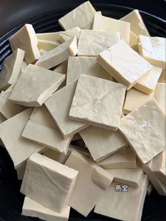 这个就是最近夜市爆火的包浆豆腐,外酥里嫩,太喜欢吃了,软糯糯的,搭配辣椒面巨好吃#香煎豆腐 #爆浆豆腐 #抖音美食推荐官 #美食#超好吃