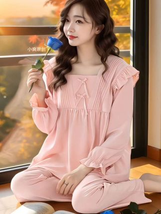 姐妹们!2025新款春秋纯棉睡衣太绝啦~公主风设计超戳少女心,荷叶边、蝴蝶结细节满满,像把童话里的温柔穿身上。纯棉面料软乎乎的,亲肤又透气,春秋穿正合适。宽松大码版型,各种身形都能轻松驾驭,在家当慵懒公主,舒服到不想换衣服~多种颜色款式可以选择哦#家居服 #春秋新款 #纯棉睡衣#在家也要美美哒 #睡衣家居服