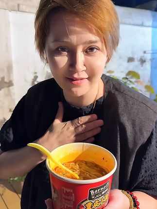 麻辣鲜香在碗中碰撞,筋道面条裹满滋味,重庆小面够爽!#灵魂宵夜 #太好吃了 #解馋 #重庆小面