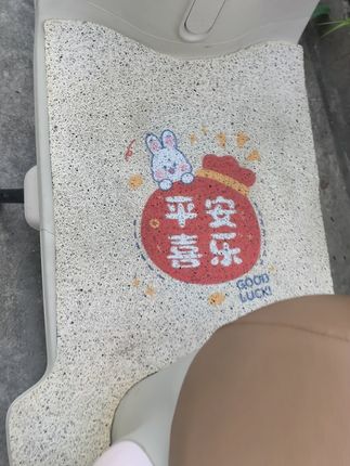 适用雅迪M25-H脚垫电动电瓶车脚踏垫踏板脚踩专用配件防水防滑,雅迪的这款电动车啊,原车踏板是塑料的,脏了之后非常明显,不好打理。装上这款全包覆式脚垫,一体成型,加厚橡胶,耐磨防滑,原车数据一比一开模,背面采用魔术贴设计,对准位置粘贴即可。安装之后能够全面保护踏板,防水防晒、防刮耐磨,踩脏了之后非常好打理,而且看起来美观又时尚#雅迪电动车 #电动车脚踏垫 #好东西一起分享@DOU+上热门