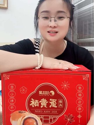 朋友们,比比赞蛋黄酥礼盒来咯🔥整箱到手足足有30枚,大人小孩老人孕妇宝妈都可以吃,马上中秋节啦,送人送礼都有面子,经济实惠好吃不贵#蛋黄酥