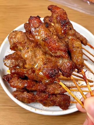 精选安格斯牛排肉,肥瘦相间,烤出来滋滋冒油,外焦里嫩,巨香巨好吃!#大希地 #安格斯牛肉 #安格斯牛肉串 #牛肉串 #在家烤串