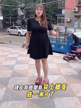 这双厚底拖鞋真的太舒服了,穿上它就像踩在云朵上一样,软乎乎的,一点也不磨脚。而且它是加厚的鞋底,还有防滑设计,就算地上有水也不会打滑摔倒。夏天的时候,我喜欢光着脚丫在家里走来走去,感觉特别轻松自在。有了这双舒服又透气的拖鞋,我再也不想穿别的鞋子了!