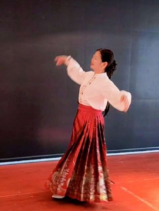 舞步轻盈,旋转间似与时光共舞💃。生活的美好,就藏在每一个热爱的瞬间✨。#爱舞蹈爱生活的人最可爱 #演出现场拍摄