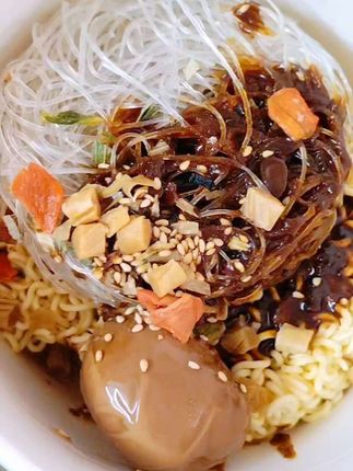 台风夜,有粉面菜蛋陪伴,温暖又满足,快来试试#泡面 #方便面 #夜宵吃什么 ##强烈推荐 #杨掌柜粉面菜蛋桶装