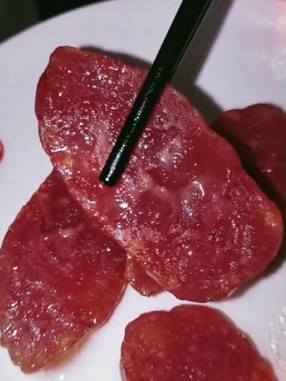#上热门 纯肉香肠腊香味十足,喜欢吃高品的可以看过来,没有淀粉面粉 所见即所得 #好香啊 #腊肠 #猪肉#解馋
