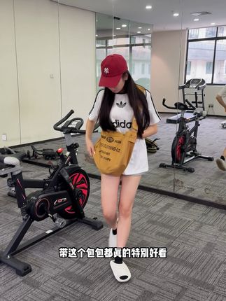 这个包包确实惊艳到了,颜色搭配超好看,还特别能装 #帆布包 #复古包包 #斜挎包 #大容量包包