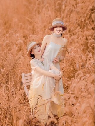 #姐妹情 在这个多情的季节、我们在秋天的怀抱中欢聚、朋友相伴,共赏这金黄交织的时光,品味生活的美好与友谊的甘甜。@D O U十小助手@DOU+上热门