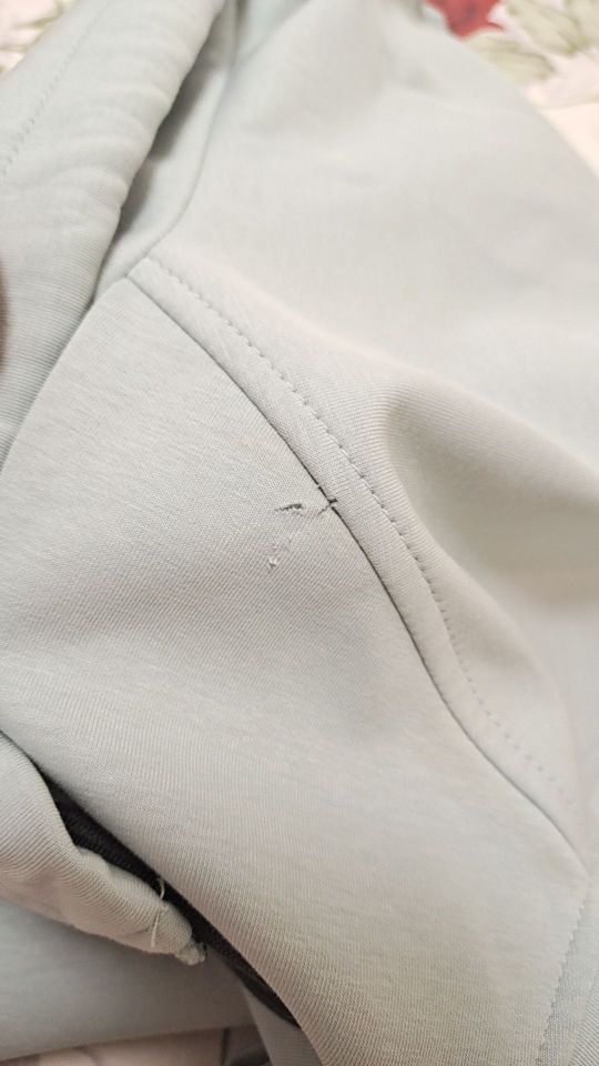 衣服拿回来的时候,天热,看了一下质量还不错,今天拿出来穿,一看烂了几个洞#我在抖音买买买