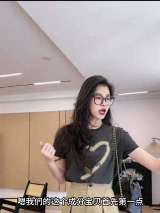 一件有着复古条纹的领带衬衫,搭配上咖啡色的遮肚半裙,简直太有韵味#新生活满分提案 ##宽松慵懒感裤子 #品质宣传