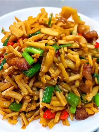 嘎嘣脆还自带清甜的萝卜干炒五花肉、实在太下饭了#经济实惠好吃不贵 #萝卜干炒肉 #美味下饭菜 #萝卜干