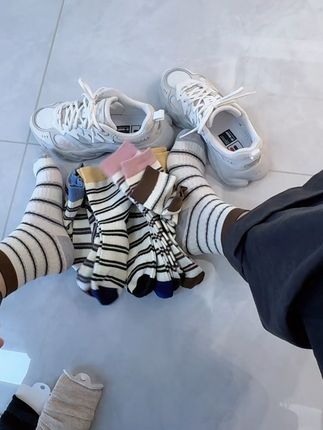 姐妹们来薅这个条纹袜子大羊毛了,10双你看看才多少,撞色条纹的设计,不管穿什么样的鞋子都百搭,精梳棉的面料穿上很舒服,每个颜色也都好好看#袜子#百搭条纹袜#好物分享