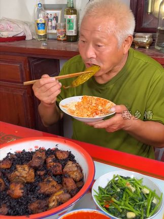 地里忙了一天吃饭就是香啊,特别是这个酸辣椒,来一根可以下三碗饭啊#农村美食 #酸辣椒