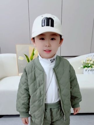 麻麻们,秋冬款棉服套装来啦!好穿又实穿,穿上身不臃肿,简单大方,时尚洋气还保暖,面料柔软舒适#保暖又好看 #萌娃穿搭#秋冬穿搭#棉服套装