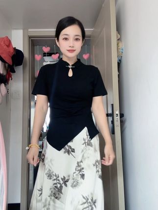 姐妹们,这套国风套装简直太美啦!水墨画印花上衣搭配高腰长裙,后边有松紧腰,胖瘦都可以穿,水墨晕染的古风韵味,让你瞬间变成古典美人,小个子穿也超显气质!趁着价格合适赶紧入手一套#高级感穿搭 #今日穿搭 #复古风穿搭 #国风古韵 #新中式穿搭