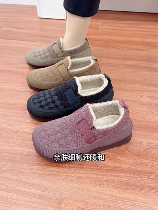 这个冬天一定要暖暖和和的度过,快给家里老人安排起来吧!鞋内里填充了厚厚的短毛绒,穿上它就等于多穿了一件外套,保暖又舒适。鞋面选用优质的面料,具有很好的透气性,穿起来柔软舒适,还能贴心呵护脚部#便宜又好穿