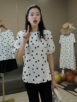 波点短袖上衣,夏天就是要穿这种透气舒适的面料,款式显瘦遮肉