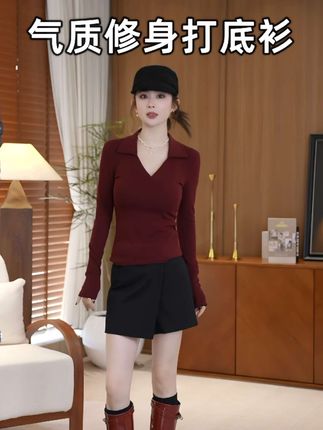 这件打底衫真的好美呀,既复古又显气质,轻松拿捏住秋冬氛围感,而且它的版型超赞,完美勾勒出身材曲线,不管是单穿或是叠穿都好看。#高级感穿搭 #轻奢女装 #早秋不费力穿搭 #打底衫 #气质轻熟风