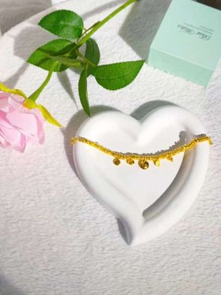 手链赛道文案素材 - 精致小胖福黄财财盘缠手链来啦,金色链条搭配小巧吊坠,简约又百搭 戴上它秒变气质女神日常通勤约会都能戴!#礼物 #手链 #招财 #盘缠手串 #美出高级感 - 无瑕饰品作品