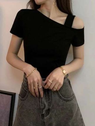 黑色斜肩短袖t恤女2025新款夏季修身显瘦高级感露肩绝美小众上衣