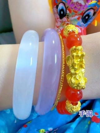 手链赛道文案素材 - 回复 @雨露爱分享的评论 告别厚重沉闷压腕的老式手镯!这款冰润玉镯承包你所有穿搭✨
高冰通透水头足,上手清冷仙气十足
黄黑皮福音配饰,弱化暗沉肤色超显嫩
四季穿搭通吃,通勤出游约会全能适配
单戴简约高级,搭配手链叠戴氛围感爆棚
质地厚实结实,日常居家干活不用反复摘取
佩戴小妙招:抹润肤乳或借助一次性手套,轻松穿戴不勒手#手镯 #玉手镯 #平价手镯 #宝藏饰品@DOU+小助手 - 雨露爱分享作品