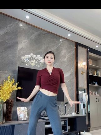 青春不在,腰还在😂#我被青春撞了一下腰 #浅跳一下