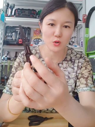 六鱼长嘴路亚钳太实用~ 长嘴设计轻松取钩,微物剪PE线利落不卡顿,多功能合一,剪线、开环、取钩全搞定。款式加长,大物也能轻松应对,钓鱼装备备上它,省事又高效!#路亚钳 #钓鱼装备 #多功能路亚工具 #PE线剪刀 #大物钓鱼神器