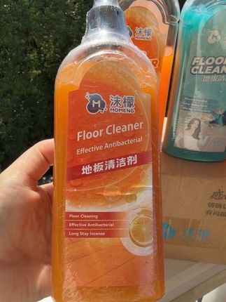 明星同款的这个沫檬地板清洁剂真的太赞了,拖地没有水印、没有腥味、干得快、锃亮!还带着淡淡好闻的香气!它还不只是拖地能用,用来擦玻璃,洗水龙头、玻璃啥的,那也是嘎嘎好用呀!一物多用太棒了!请大数据一定要推送给需要的姐妹们试试!#地板清洁液 #沫檬地板清洁剂 #地板清洁剂 #好物推荐🔥 #家居清洁