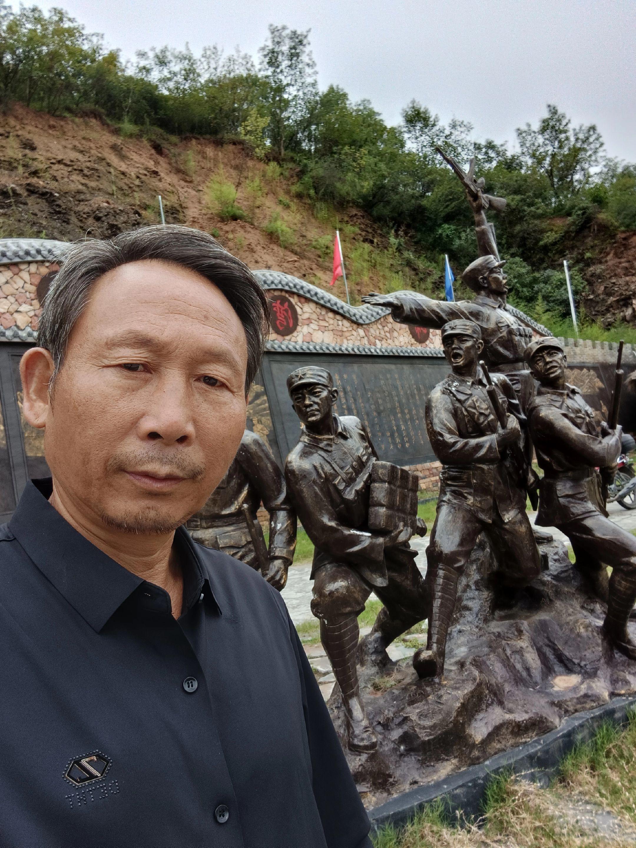 寒峰石人带大家重走长征路,红色记忆永不褪色。