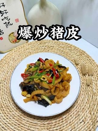 爆炒猪皮,Q弹的猪皮吸满了汤汁,非常好吃又下饭#人人都是美食家 #家常小炒 #动手自己做美食 #爱美食爱生活 #每天不重样